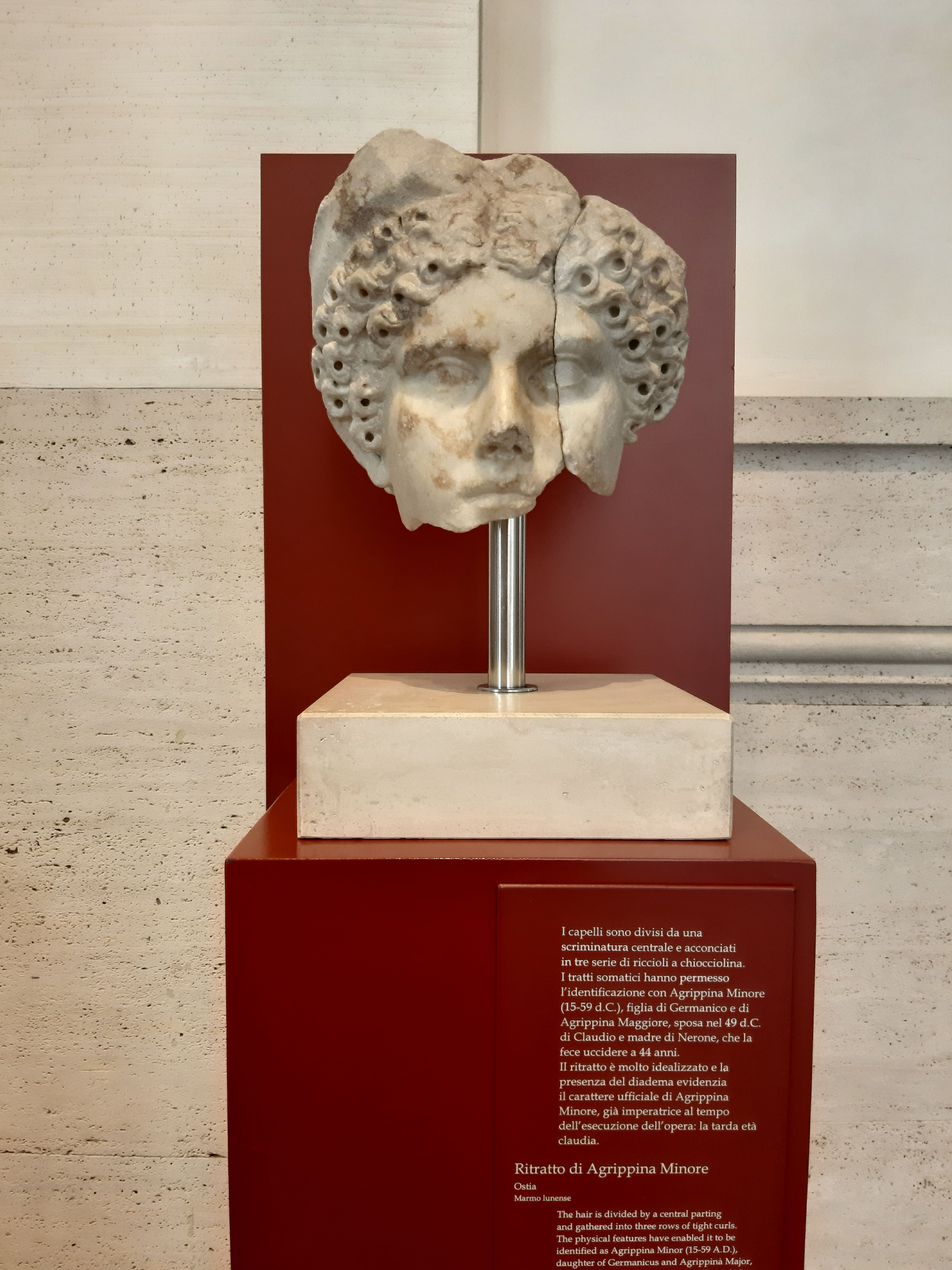 13. agrippina minore.jpg