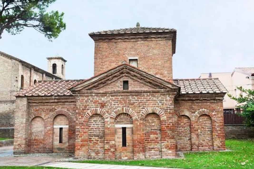 45. esterno mausoleo galla placidia.jpg