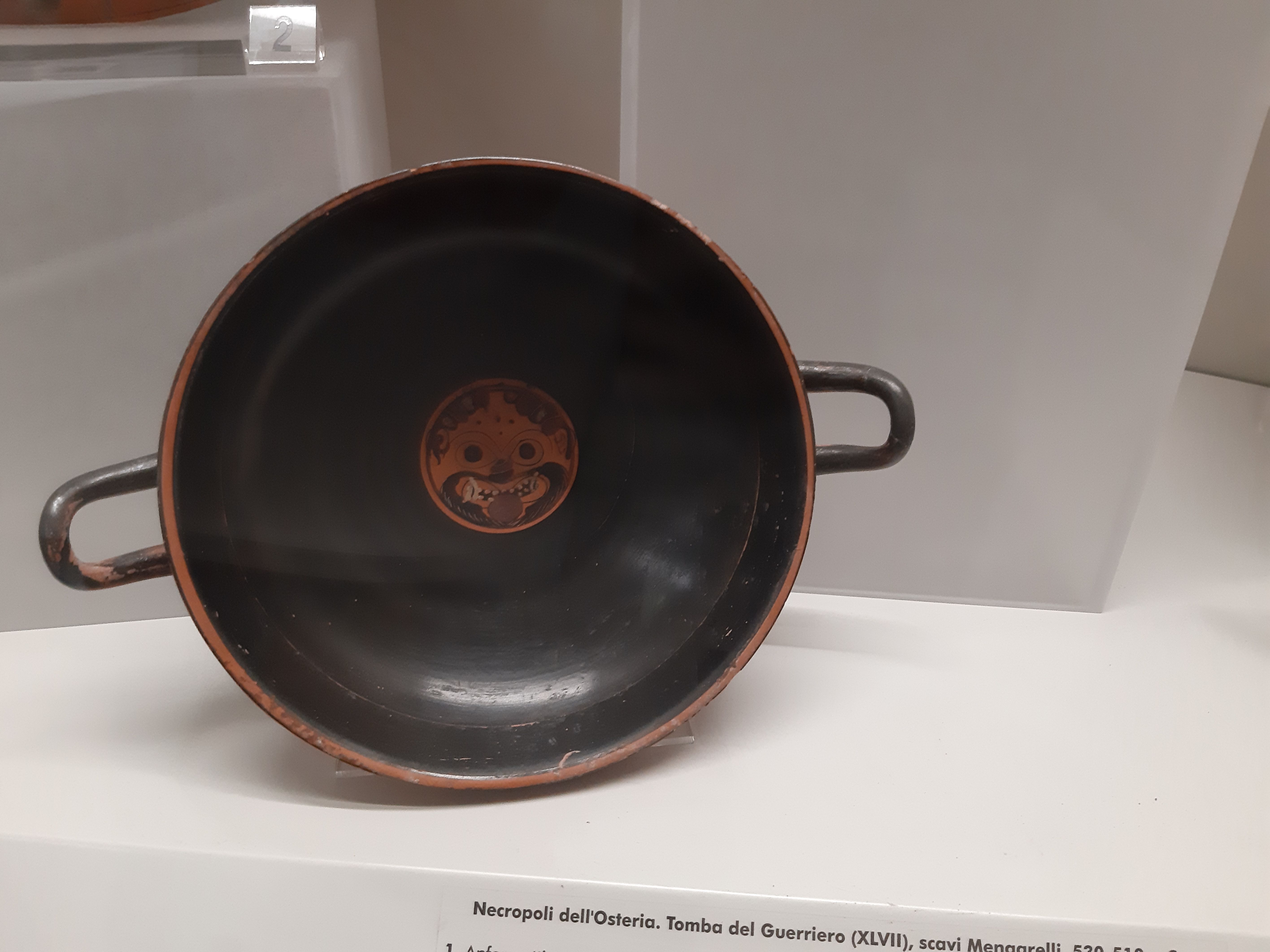 kylix con gorgoneion.jpg